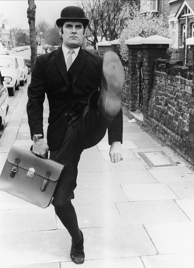 John Cleese atravessando a rua