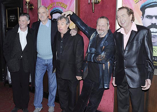 para a direita, Michael Palin, John Cleese, Terry Jones, Terry Gilliam e Eric Idle em foto de 2009
