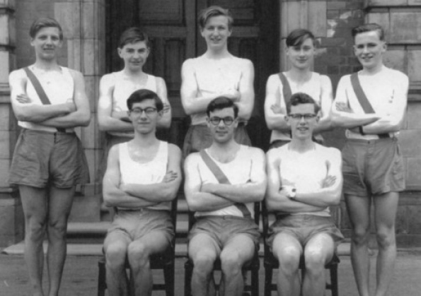 Equipe de cross country da escola King Edward VII (1956-57). Graham Chapman é o do meio, em pé.