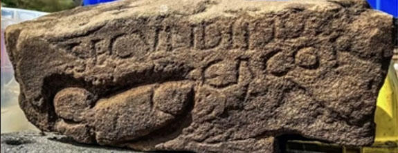 A pedra com o xingamento ao soldado romano