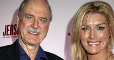 John Cleese vai reescrever a série Fawlty Towers com sua filha