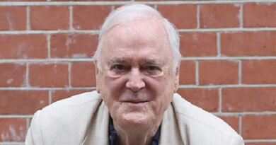 John Cleese comparou Israel com Hamas: “Terroristas fanáticos”